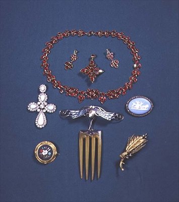 Rubin halsband och örhängen set; opal- och diamantbrosch; Pietra Dura Brosch; hårkam med Plique-a-jour emalj av English School