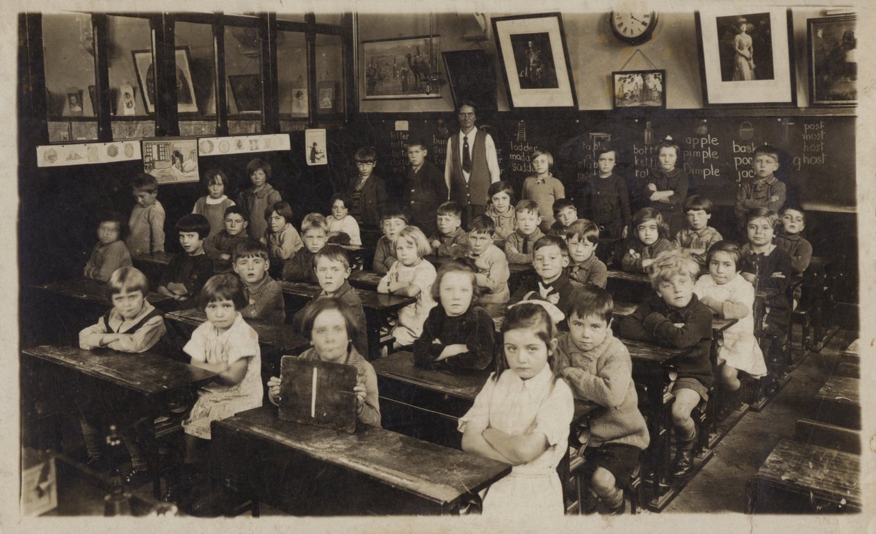 Skolbarn i sitt klassrum (svartvitt foto) av English School
