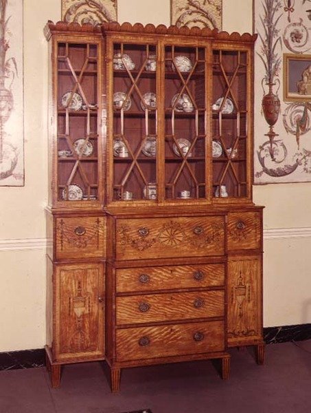 Secretaire bokhylla med inlagd och målad dekor, 1790 (satinwood) av English School