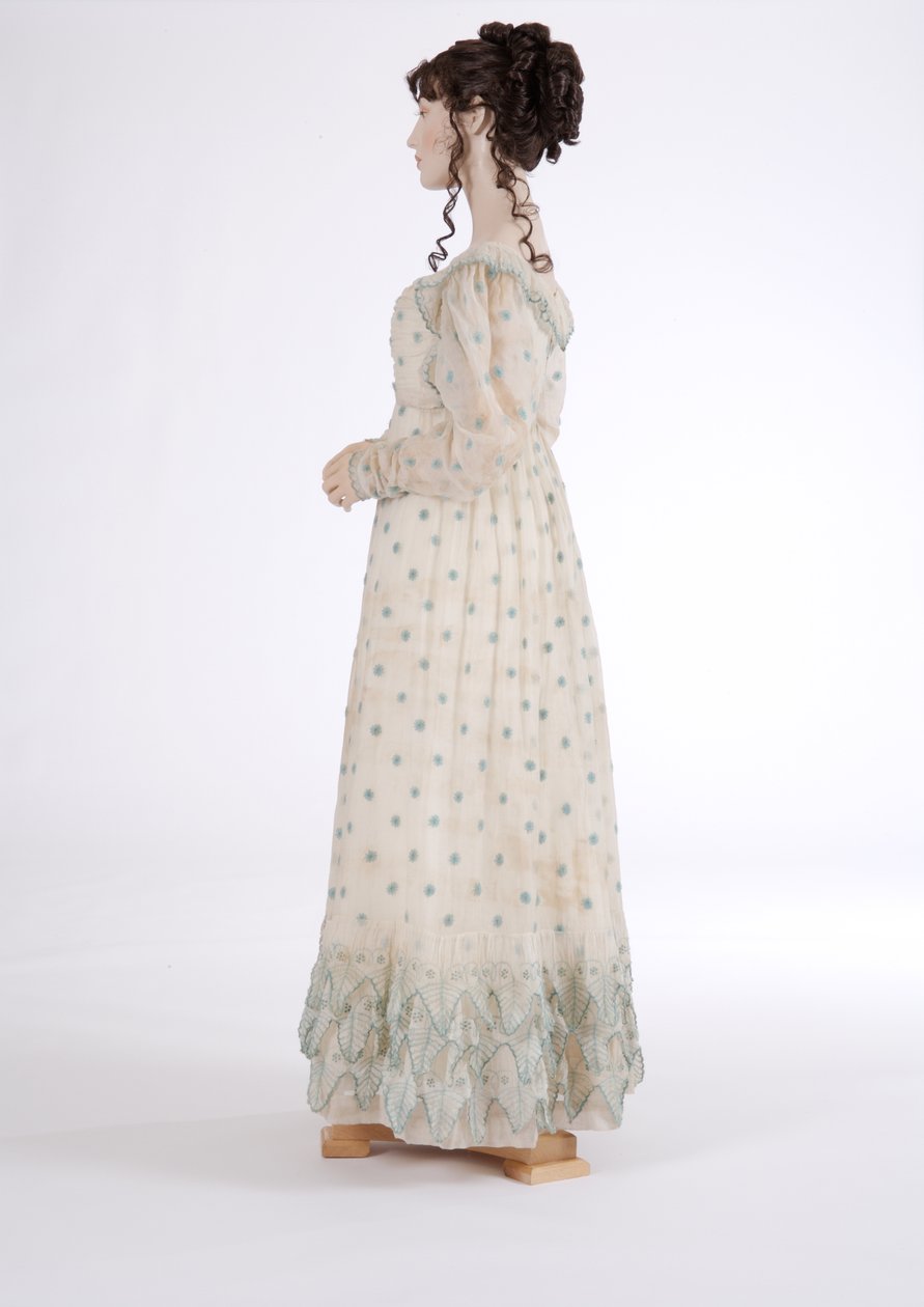 Sidovy av en dagklänning, ca 1815 (bomullsmuslin broderad med blå ull) av English School