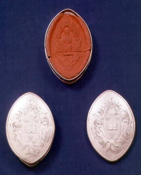 Skippet-lådor graverade med vapensköld i rokokokartuscher, London, 1740 (silver) av English School