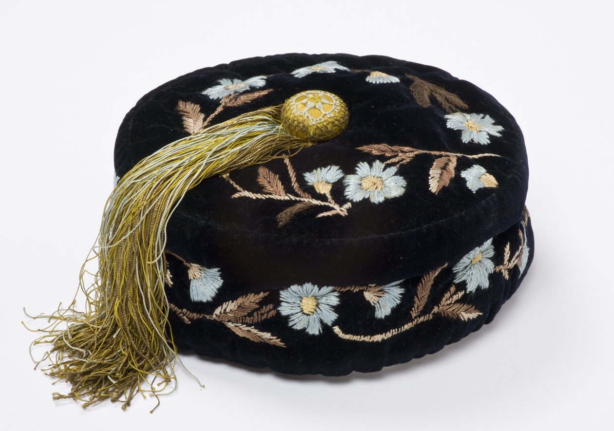 Rökmössa, ca 1880 (broderad sammet fodrad med maskinquiltat siden) av English School