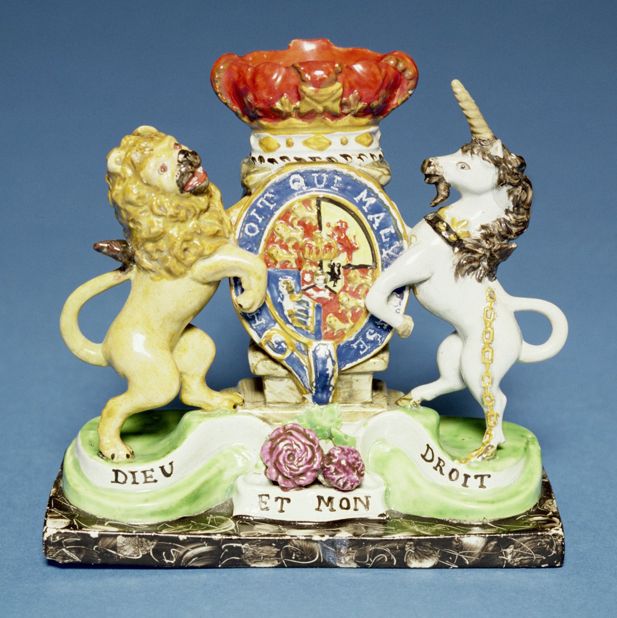 Spillvas, i form av Royal Arms på en sockel i svart marmor, Walton av English School