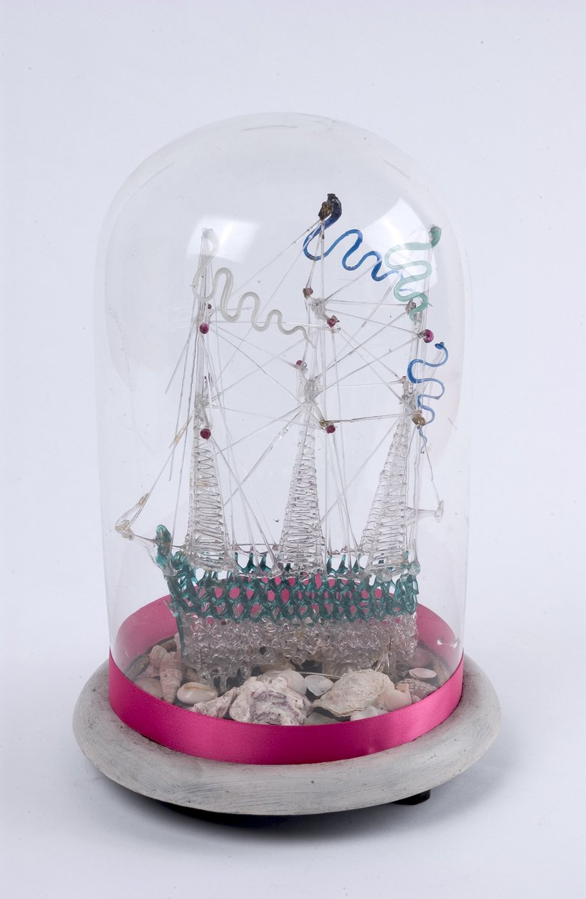 Skepp av spunnet glas under en glaskupol, ca 1820 (glas) av English School