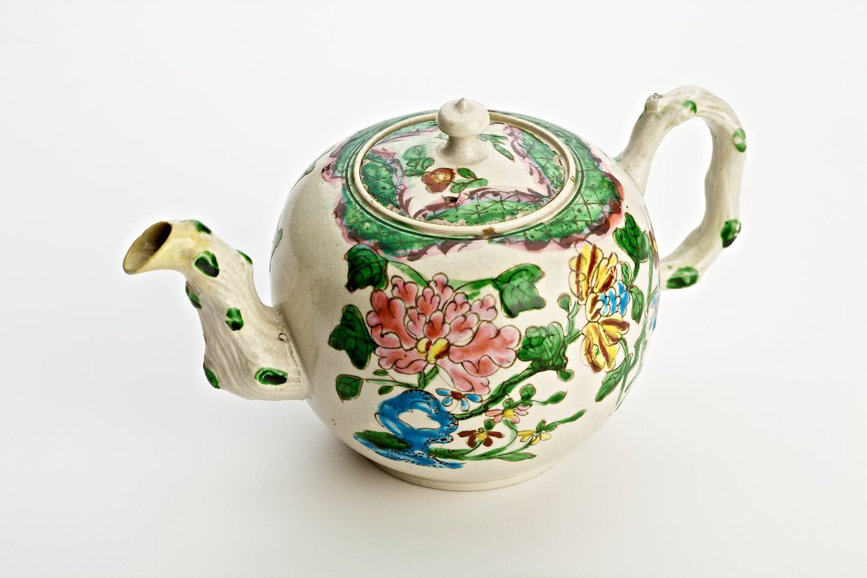Staffordshire tekanna dekorerad med krysantemum, 1760 (saltglaserat lergods) av English School