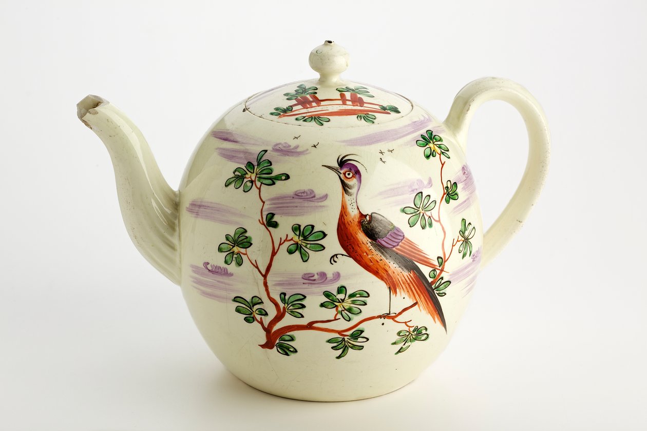 Staffordshire tekanna dekorerad med exotiska fåglar och byggnad bland träd, ca. 1765-75 (creamware) av English School