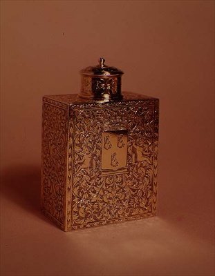 Tecaddie, dekorerad i stil med Gribelin, ca 1700 (förgylld silver) av English School