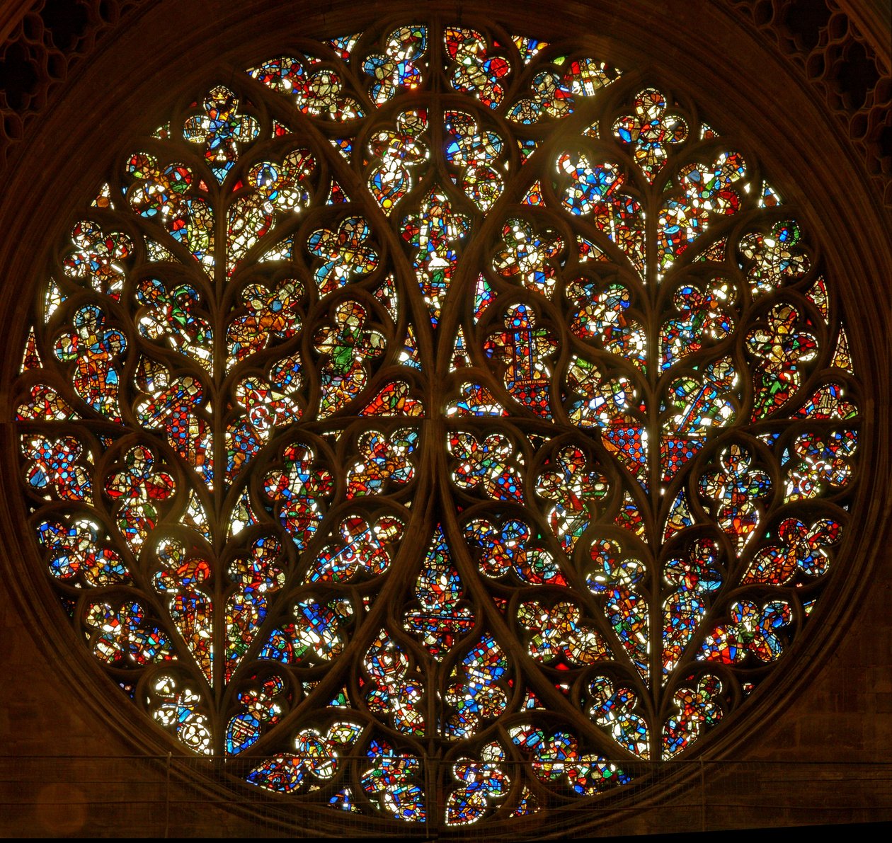 The Bishops Eye med många återställda fragment (rosafönster - internt) av English School