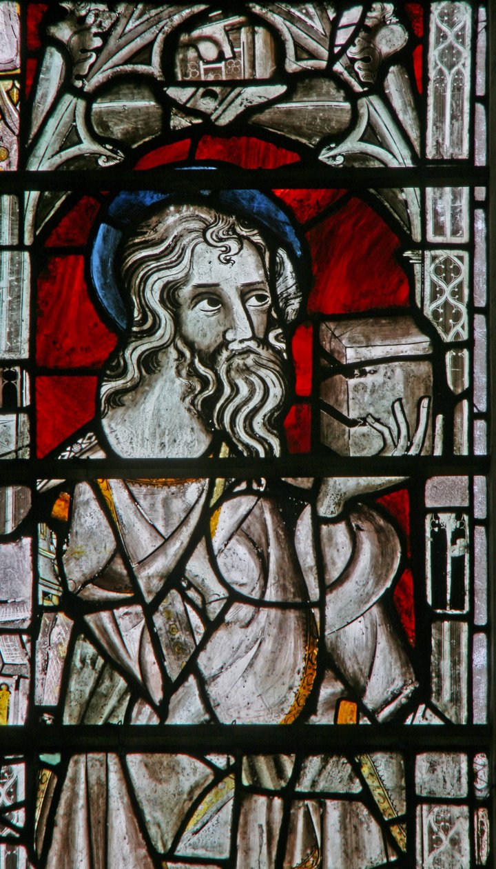 Östra fönstret (Ew) föreställande en apostel (St Matteus?) av English School