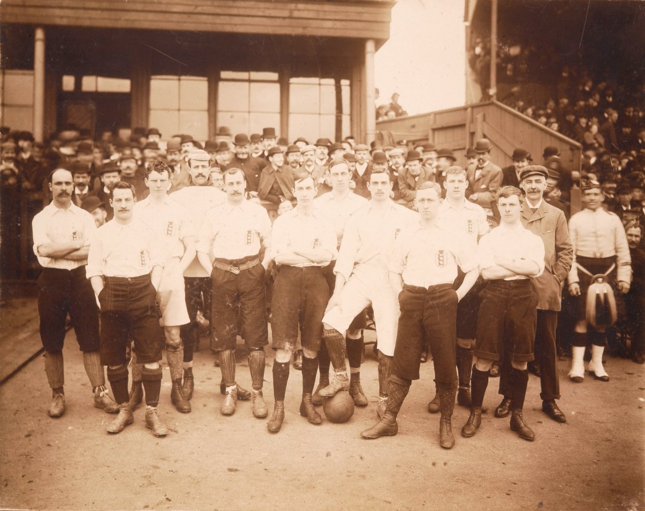 Det engelska laget som spelade mot Skottland i Glasgow den 2 april 1892 av English School