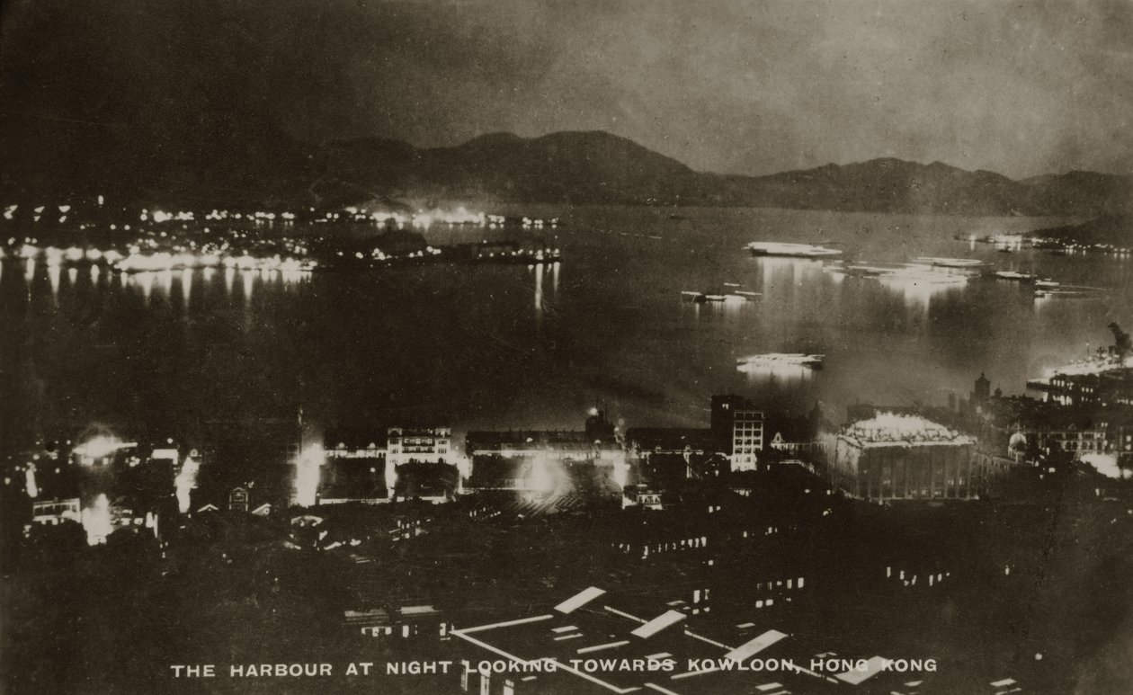 Hamnen på natten med utsikt mot Kowloon, Hong Kong, från ett album med fotografier relaterade till tjänsten för Pte H. Chick, 1940 av English School