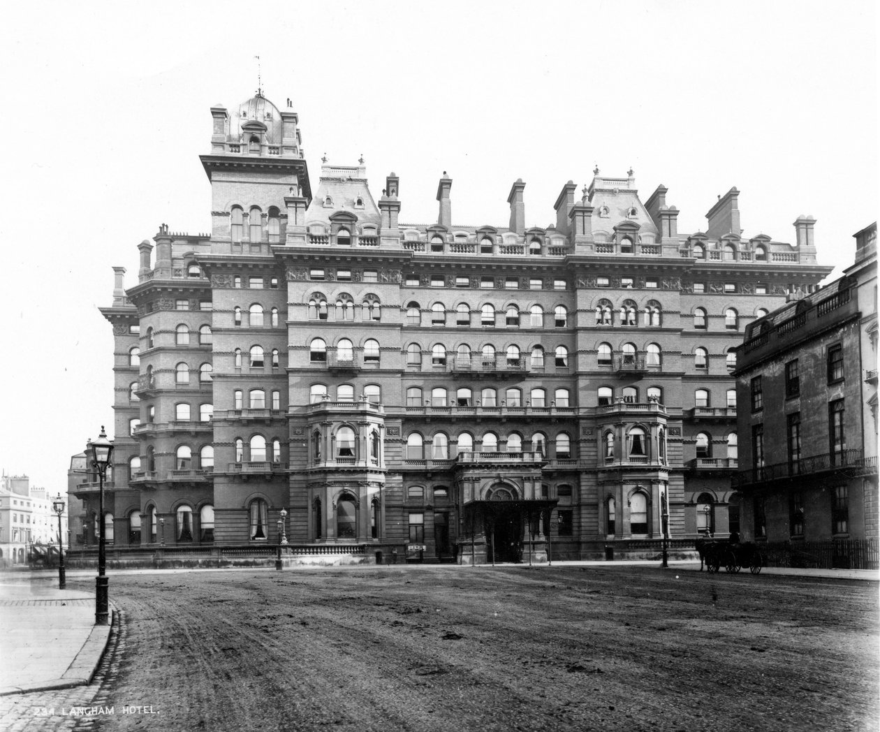 The Langham Hotel från Portland Place, 1896 (foto) av English School