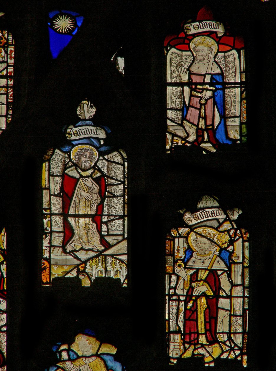 Östra fönstret föreställer St Oswald, St Edmund och St Edward the Confessor av English School