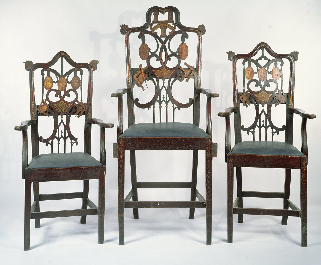 Tre georgiska frimurarstolar, ca 1790 (mahogny) av English School