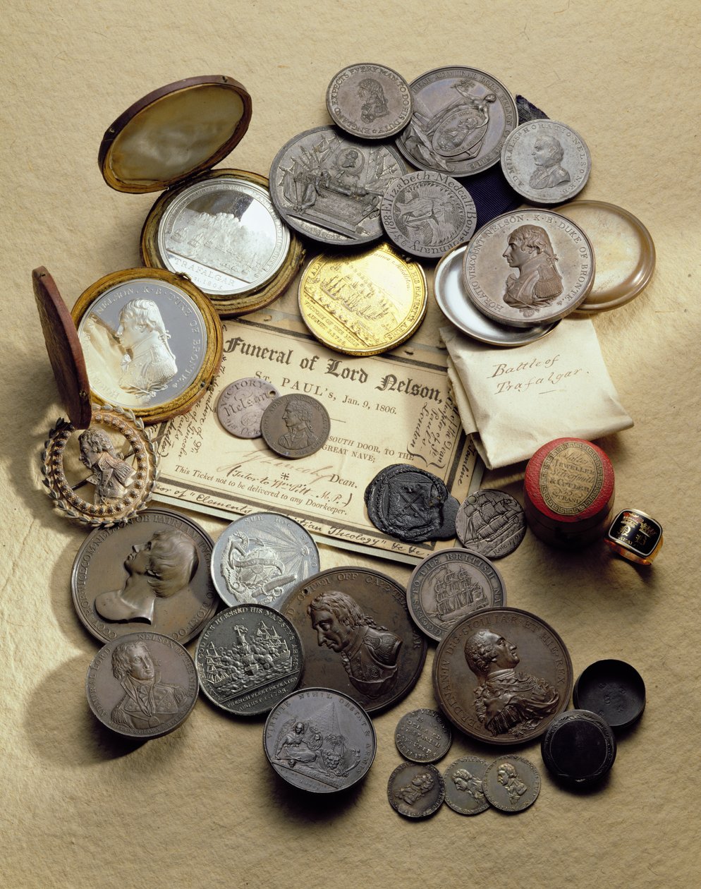 Olika medaljer och artefakter relaterade till amiral Lord Nelson, 1798-1806 av English School