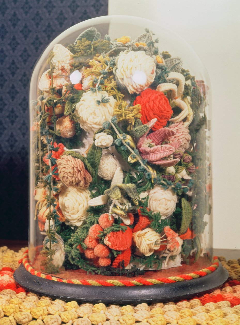 Viktorianska ylleblommor i en glasmonter (ull) av English School