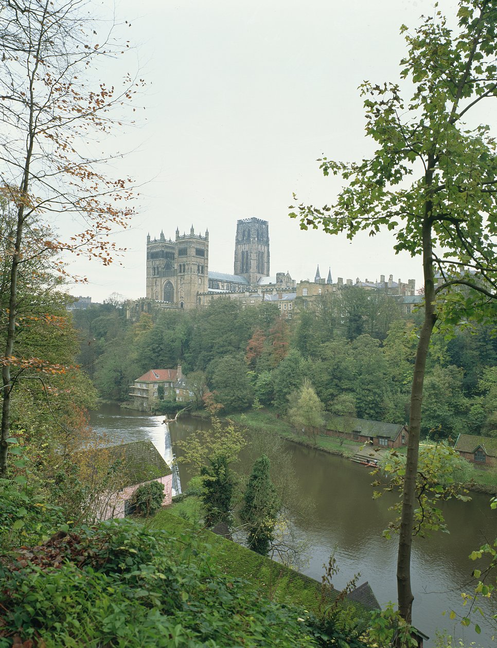 Utsikt över Durham Cathedral över floden Wear, påbörjad 1093 av English School