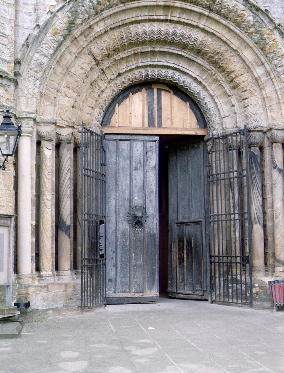 Utsikt över North Door of Durham Cathedral (foto) av English School