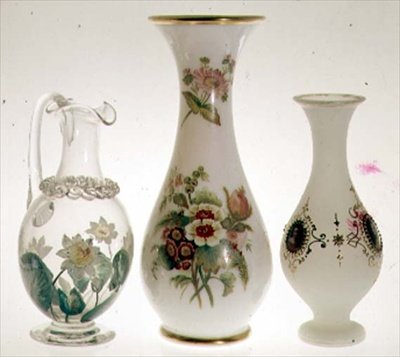 Vattenkanna, dekorerad med näckrosor i keramisk färg omsluten av kristall, av Henry G. Richardson, mitten av 1800-talet; två vaser av opalglas av Henry G.Richardson, sent 1800-tal; opalglasvas med emaljmålning, sent 1800-tal (glas) av English School