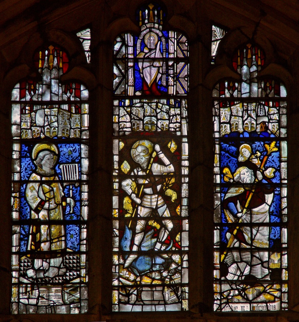 Västra fönstret som visar St Christopher, St George, St Lawrence av English School