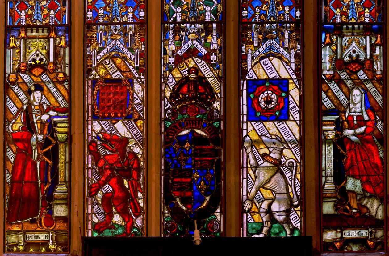 Window Ew som visar vapen av Henry VII och Elizabeth av York med supportrar av English School