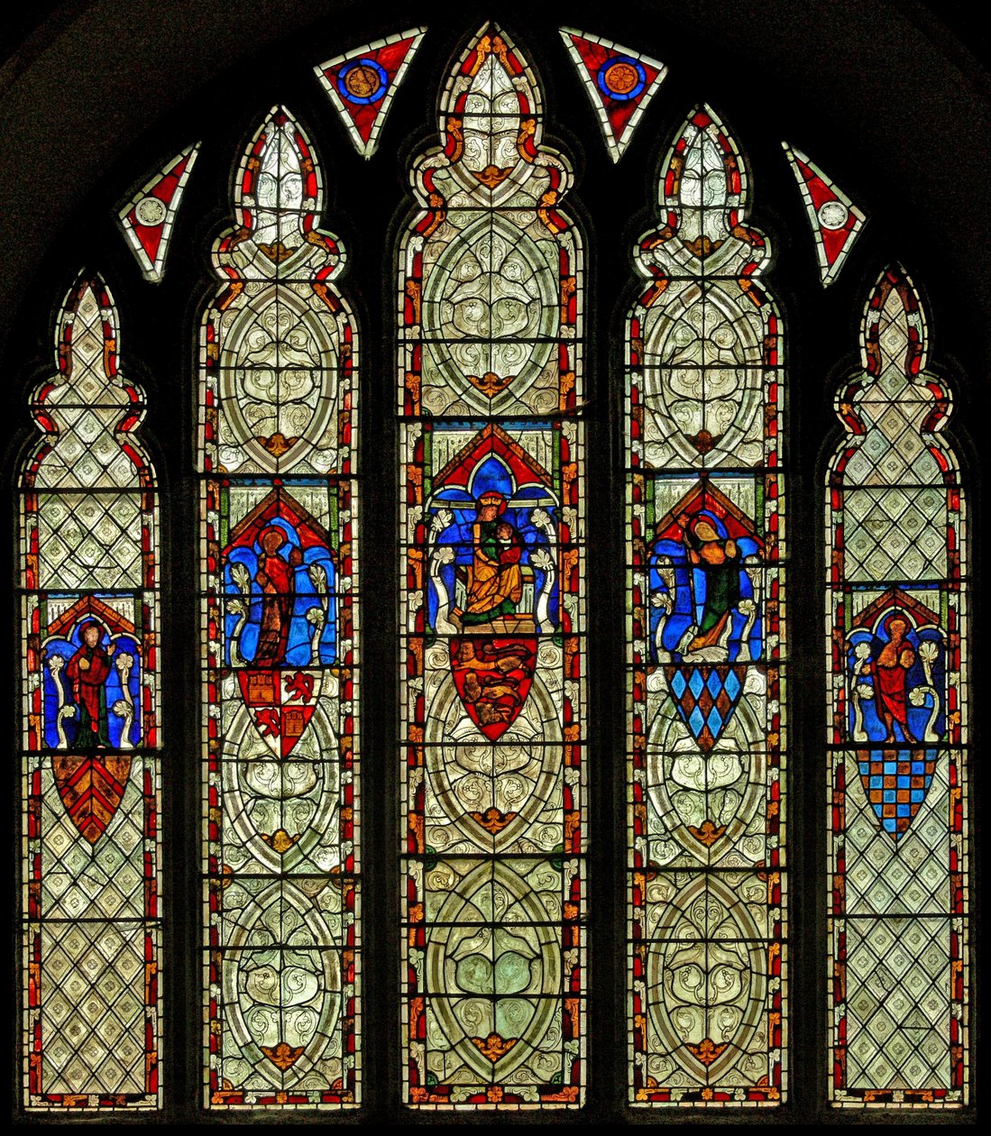 Window Ew som visar korsfästelsen och St Mary, St John, St Mary Magdalena och St Margaret av English School