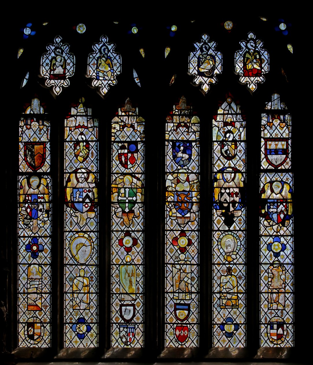 Window St Nectan Chapel Sw föreställande änglar med vapensköldar; återställ änglar, huvuden och rundlar. de fyra evangelistsymbolerna av English School