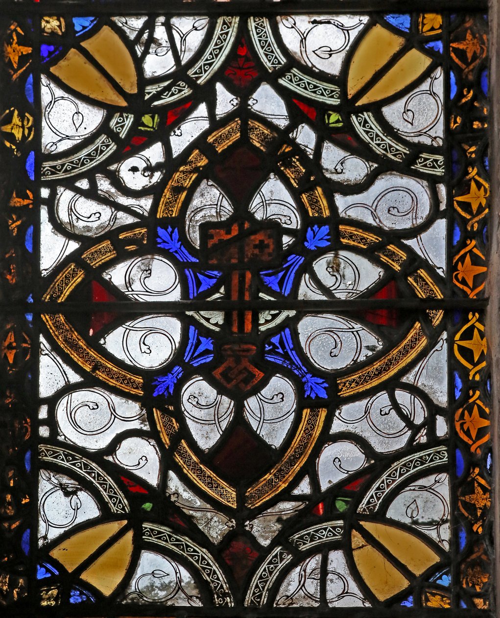 Fönster n4 föreställande grisaille & St Peter emblem av English School