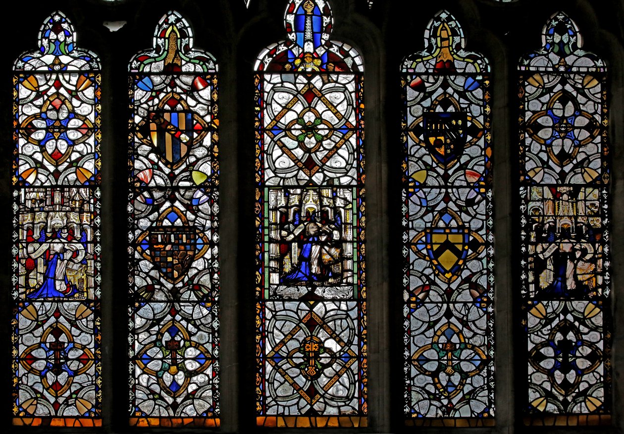 Fönster n4 föreställande grisaille, Peter-emblem, figurer, sköldar av English School