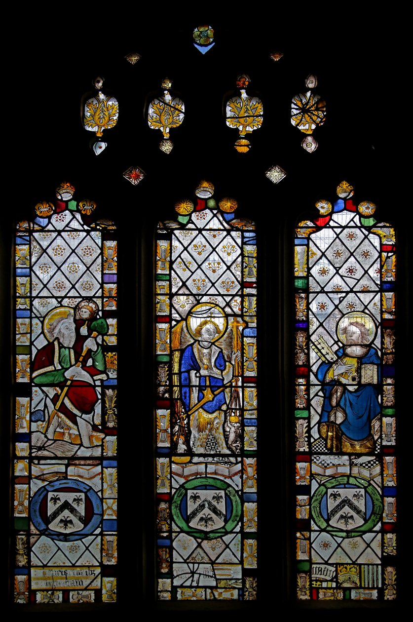 Fönster n5 som visar St Christopher, St Michael, St Peter av English School