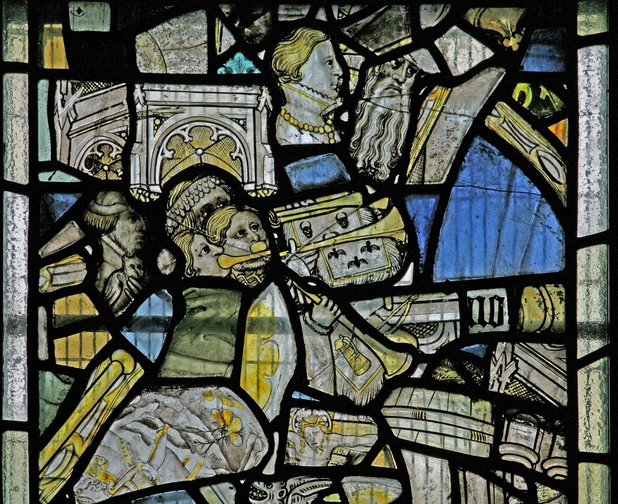 Window s3 som visar detaljer inkluderar trumpetare, fragment från en korsfästelsesscen, huvuden och arkitektoniska detaljer av English School