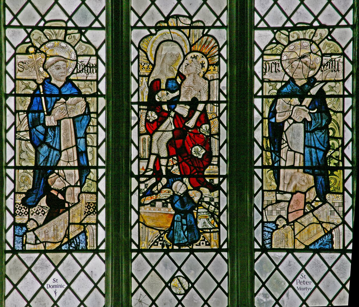 Fönster w4 som visar Pietan med St Dominic och St Peter Martyr: små donatorfigurer av English School