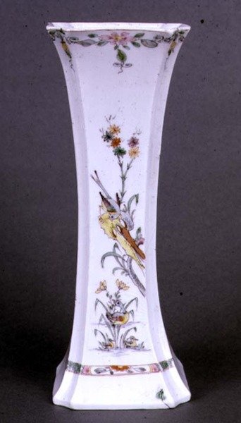 Worcester vas i utsvängd form målad i Kakiemon-färger, ca 1750 (keramik) av English School