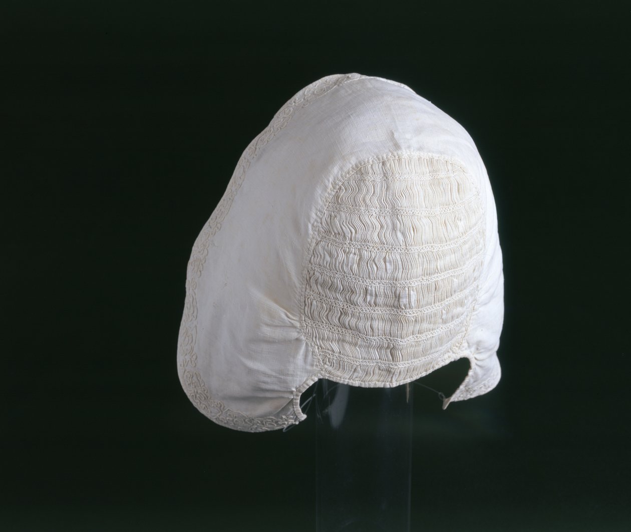 Småbarnsmössa, mitten av 1600-talet (textil) av English School