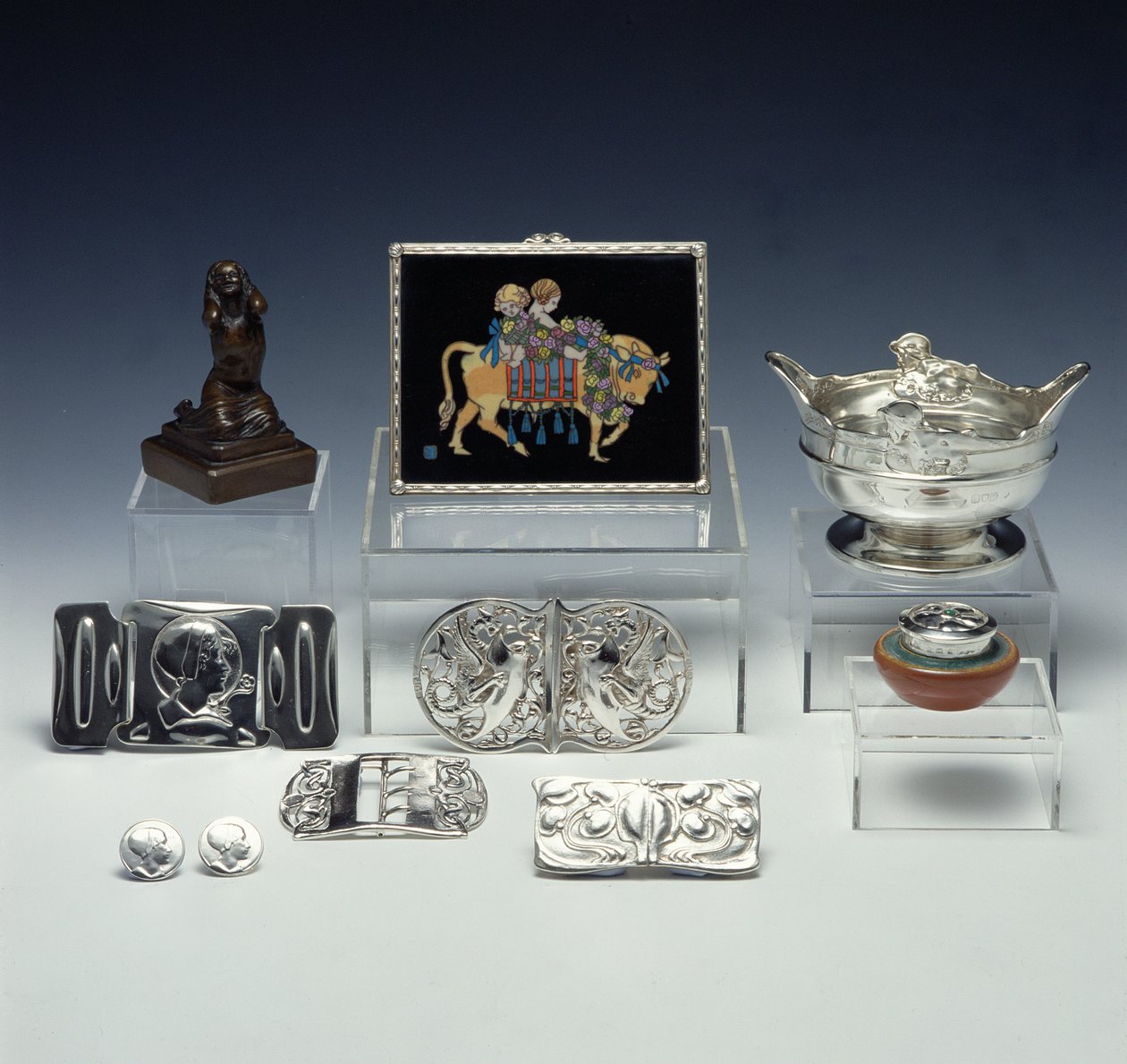 Arts and Crafts silver och metallarbete av Harold Stabler (1872-1945), Phoebe Stabler (ca 1873-1955), Kate Harris och Liberty av English School English School