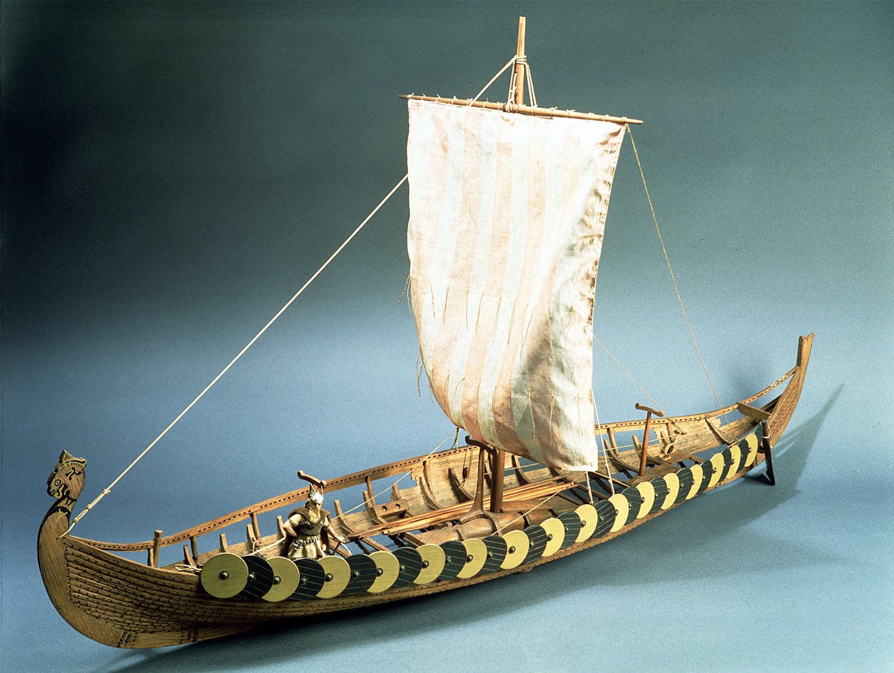 Riggad modell av ett vikingaskepp hittat i Gokstad, Norge 1880 (trä) av English School English School