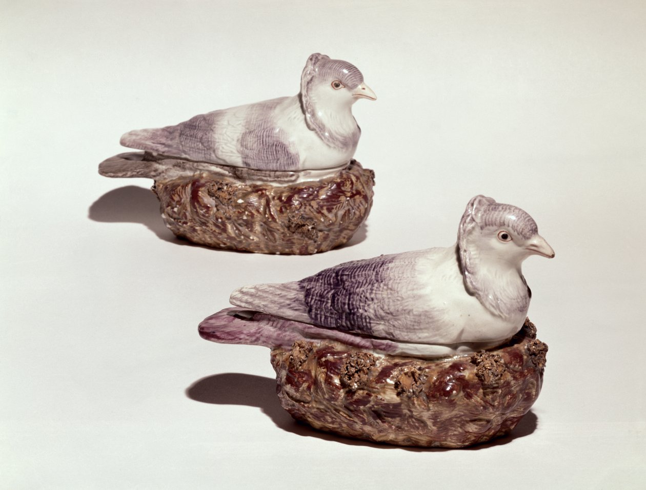 Par Staffordshire keramikterriner i form av duvor, ca 1790 (keramik) av Enoch Wood