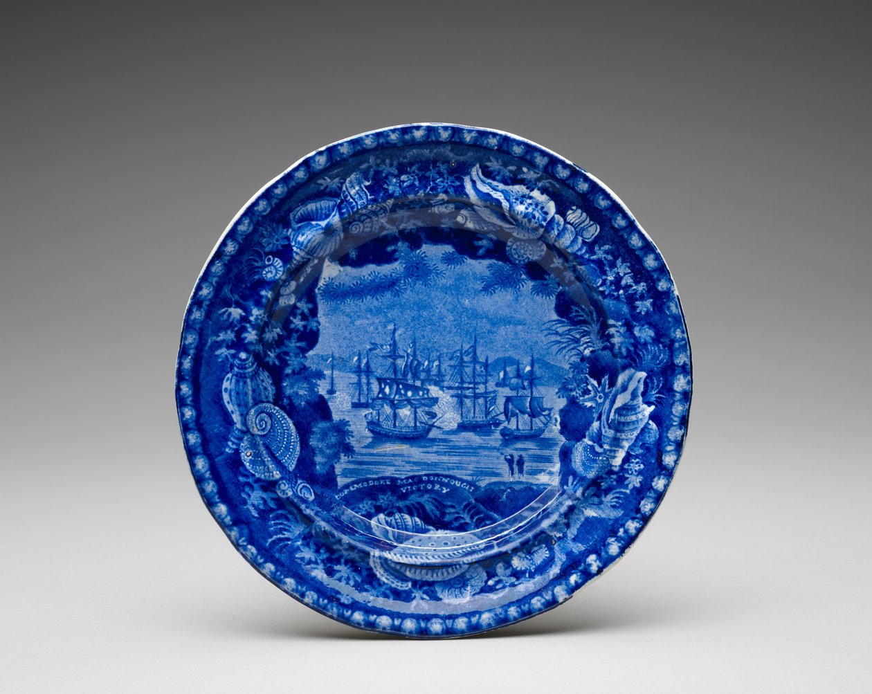 Tallrik, c. 1818-1846 (blyglaserat lergods med transfertryck) av Enoch Wood and Sons