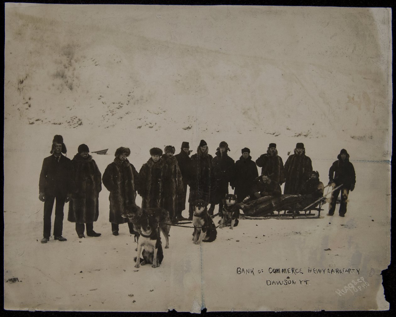 Canadian Bank of Commerce New Years Party, Dawson, Y.T., fotograf, Hegg & Co., odaterad (s/v foto) av Eric A. Hegg