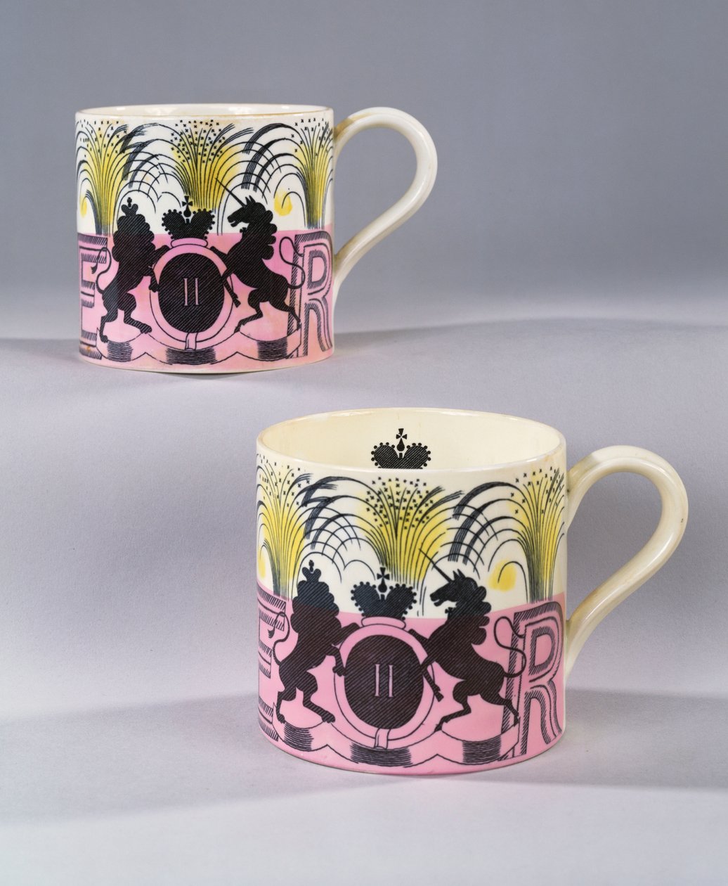 Ett par Wedgewood-muggar till minne av kröningen av Hennes Majestät Drottning Elizabeth II, 1953 av Eric Ravilious