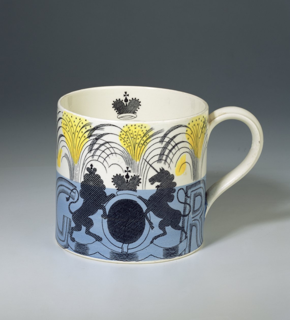 King George VI Coronation Mug, tillverkad av Josiah Wedgwood & Sons, 1937 (lergods med transfertryckt och målat mönster) av Eric Ravilious
