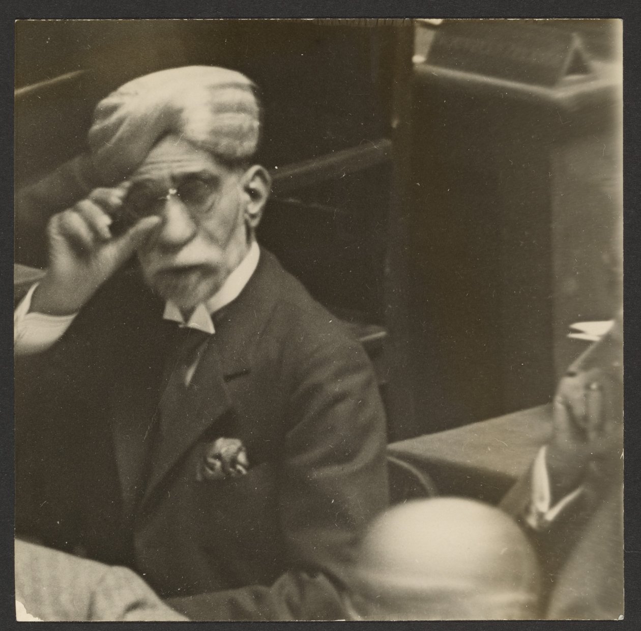 [Sittande man i turban och mörka glasögon] av Erich Salomon