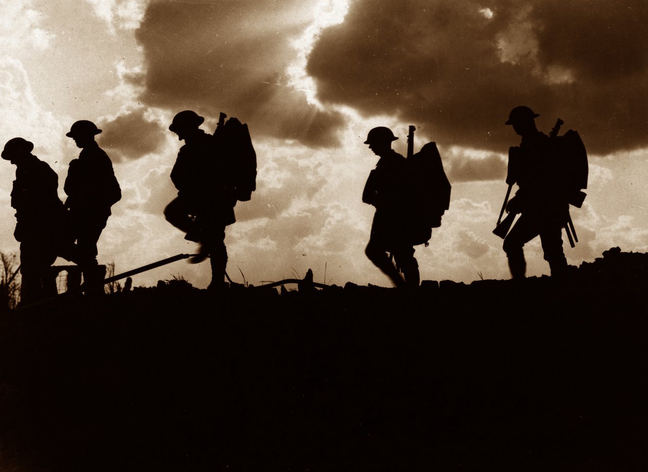 Män från 8:e bataljonen, East Yorkshire Regiment går upp till linjen nära Frezenberg under det tredje slaget vid Ypres, 5 oktober 1917 av Ernest Brooks