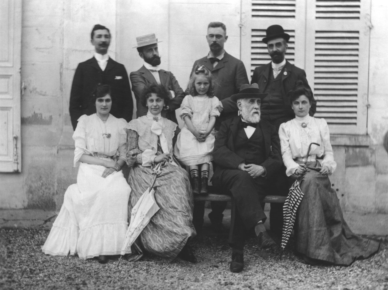 Från vänster till höger, från bak till fram: Saint-Maurice, Lalo, Poujaud, Alexis Rouart (1869-1921), Julie Manet (1878-1966) fru till Ernest Rouart, Valentine Rouart, Madelaine Rouart, Edgar Degas (1834-1917), av Ernest Rouart