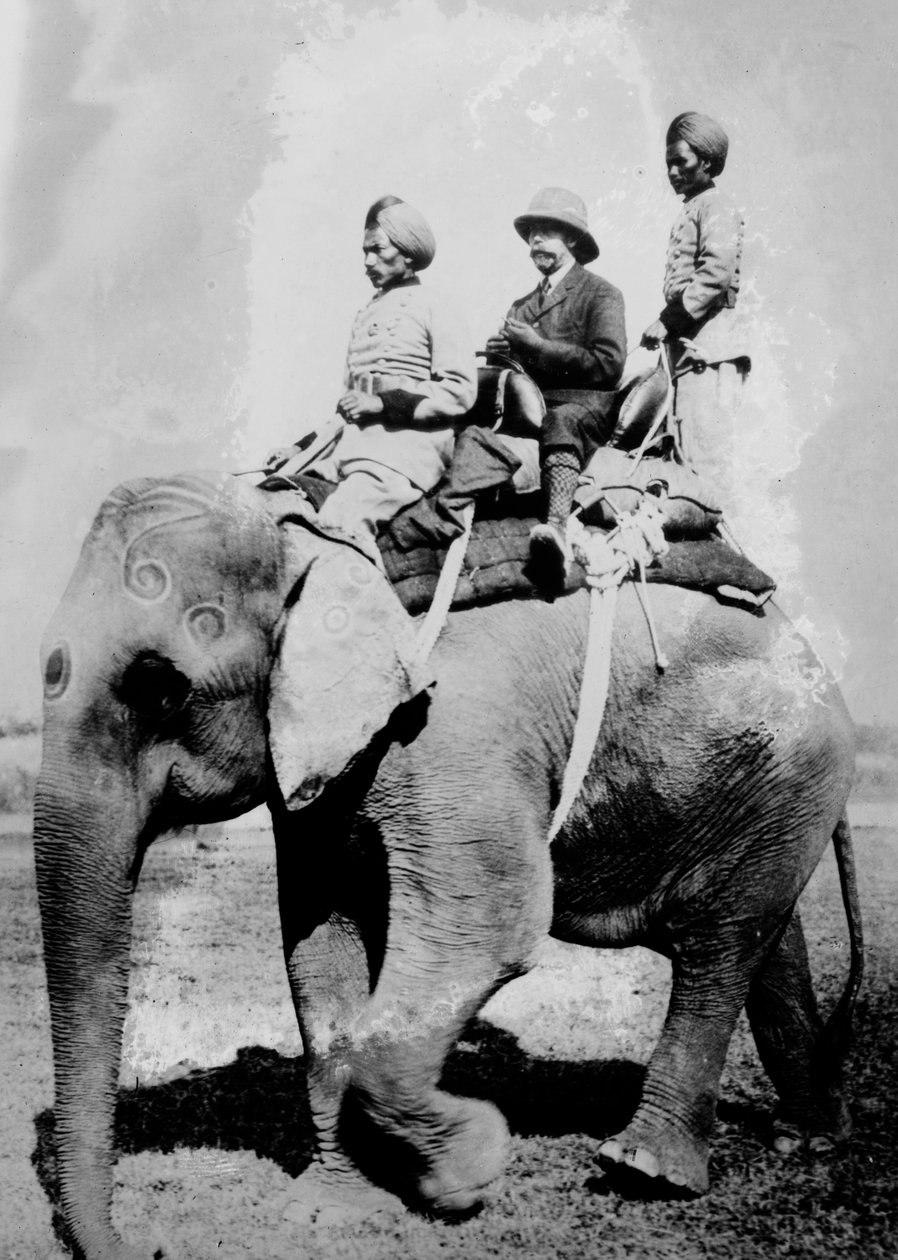 George V (1865-1936) Kung av Storbritannien från 1936. rider på en elefant under en jakttur i Nepal, december 1911, när han är i Indien för att installeras som kung-kejsare av Indien. av Ernest Brooks