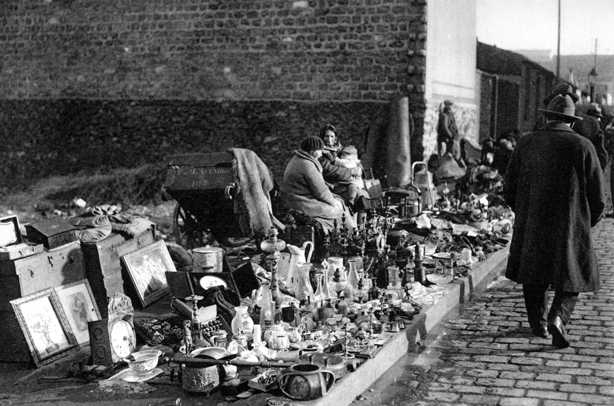 En visning av varor på loppmarknaden, Paris, 1931 av Ernest Flammarion