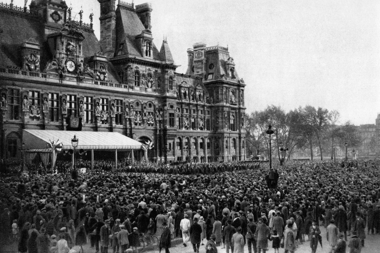 Folkmassa framför rådhuset på en mottagningsdag, Paris, 1931 av Ernest Flammarion