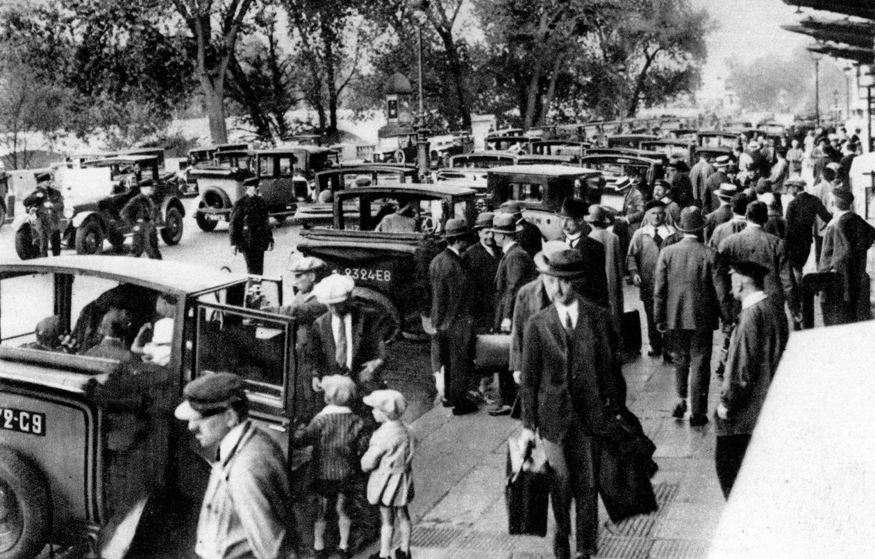 Folkmassor framför stationen, Orsay, Paris, 1931 av Ernest Flammarion