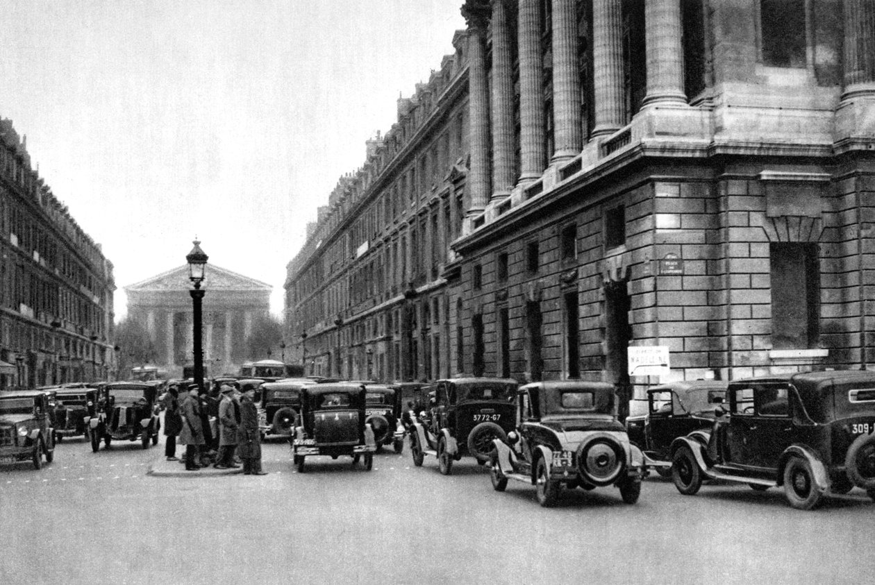 Ingången till Rue Royale med Madeleine på avstånd, Paris, 1931 av Ernest Flammarion