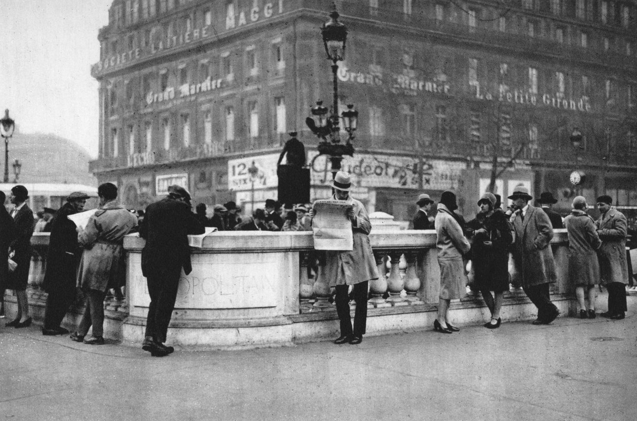 Mötesplats vid ingången till en tunnelbanestation, Paris, 1931 av Ernest Flammarion